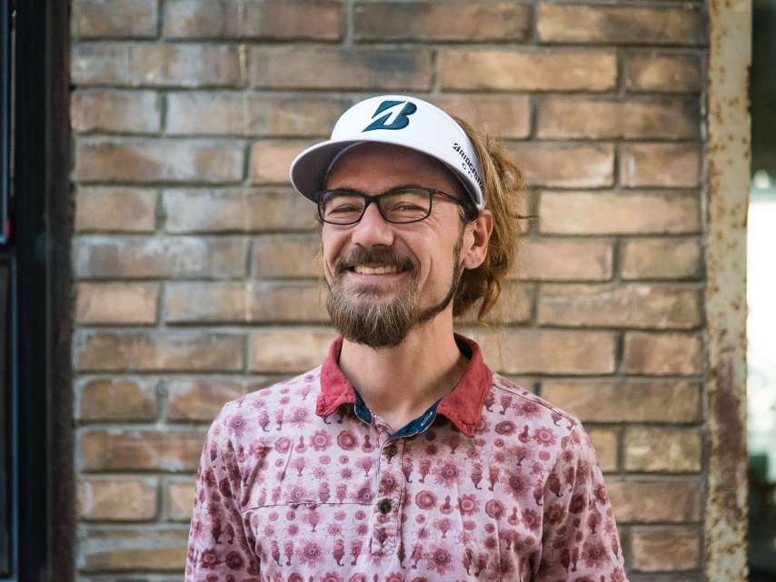 Didi Keller führt dich ins Urban Golf ein – golfen zwischen Mülleimer und Baumstamm Didi Keller führt dich ins Urban Golf ein – golfen zwischen Mülleimer und Baumstamm
