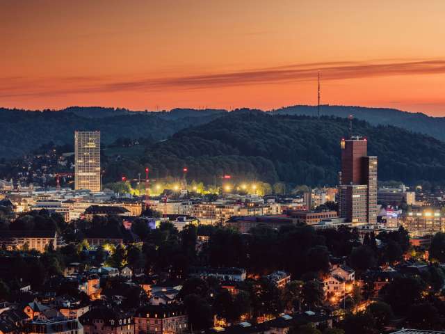 Gebäude_Plätze_Frühling_Nacht ohne Personen, Plätze, Aussenaufnahme, Nachtaufnahme, Aussichtspunkt