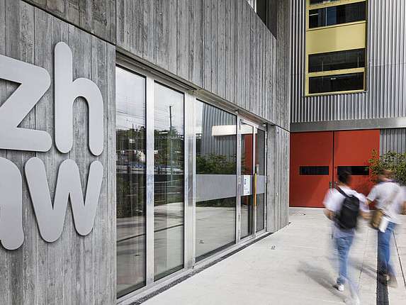 ZHAW entwickelt hitzeresistente Aussenareale für Schulen